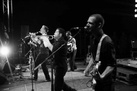 Debout sur le zinc--->Te promettre la lune